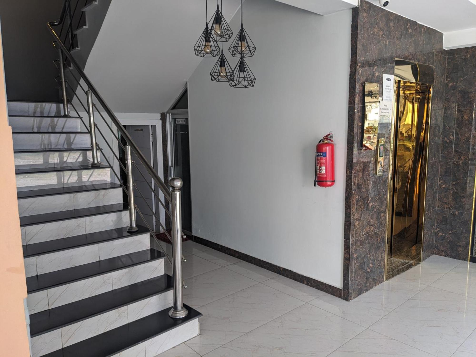Nueva Hotel Исламабад Экстерьер фото