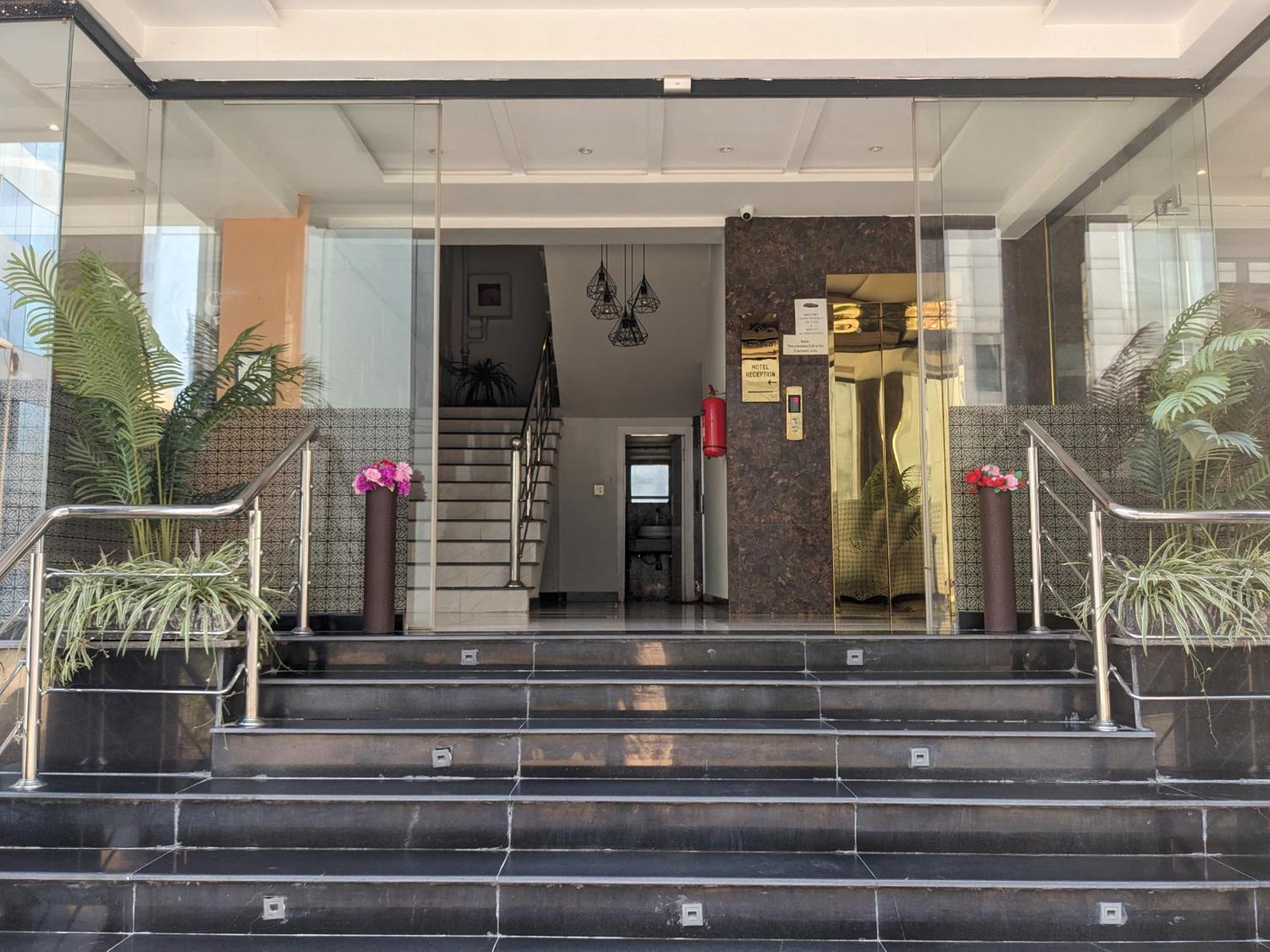 Nueva Hotel Исламабад Экстерьер фото