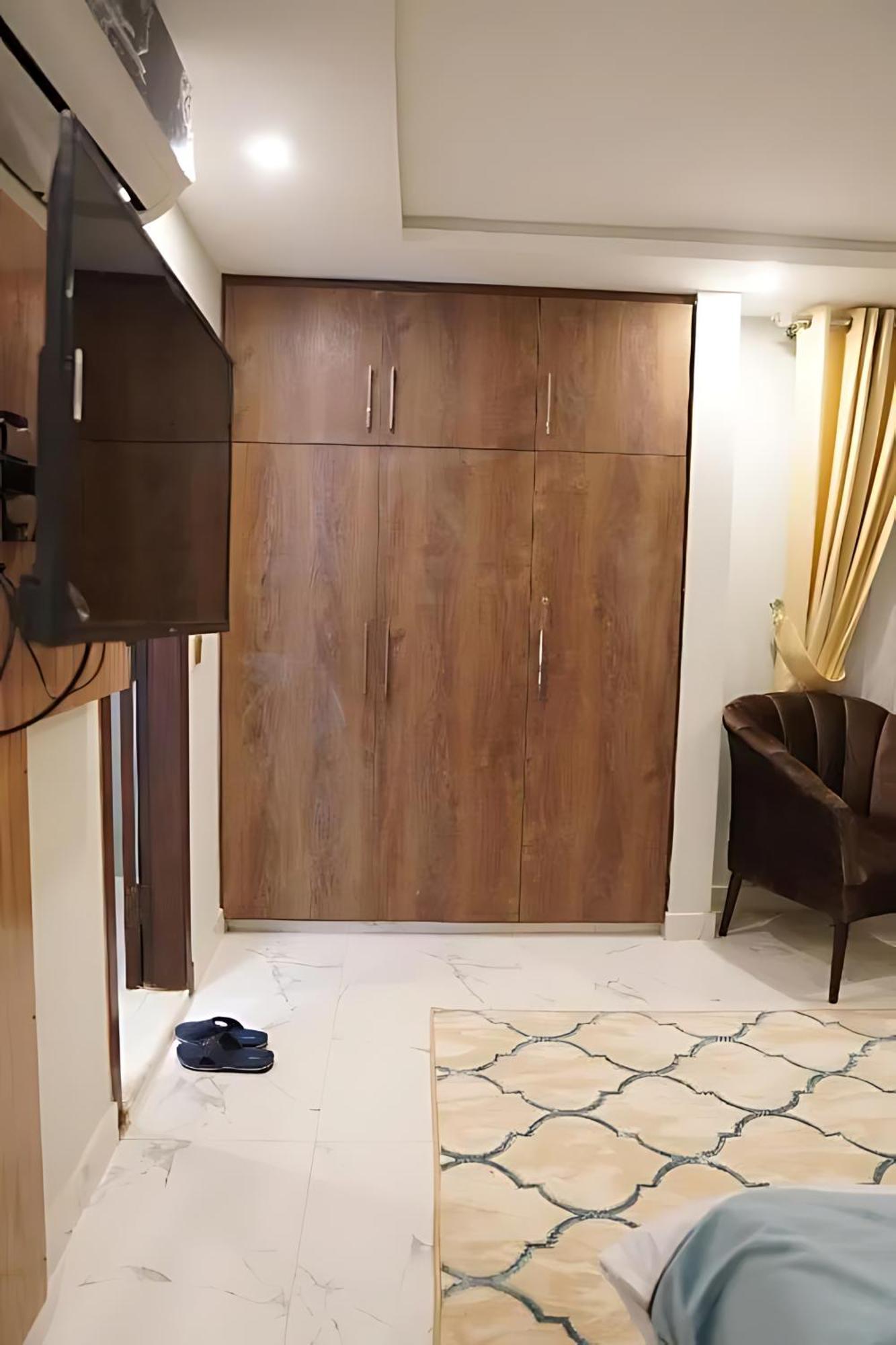 Nueva Hotel Исламабад Экстерьер фото