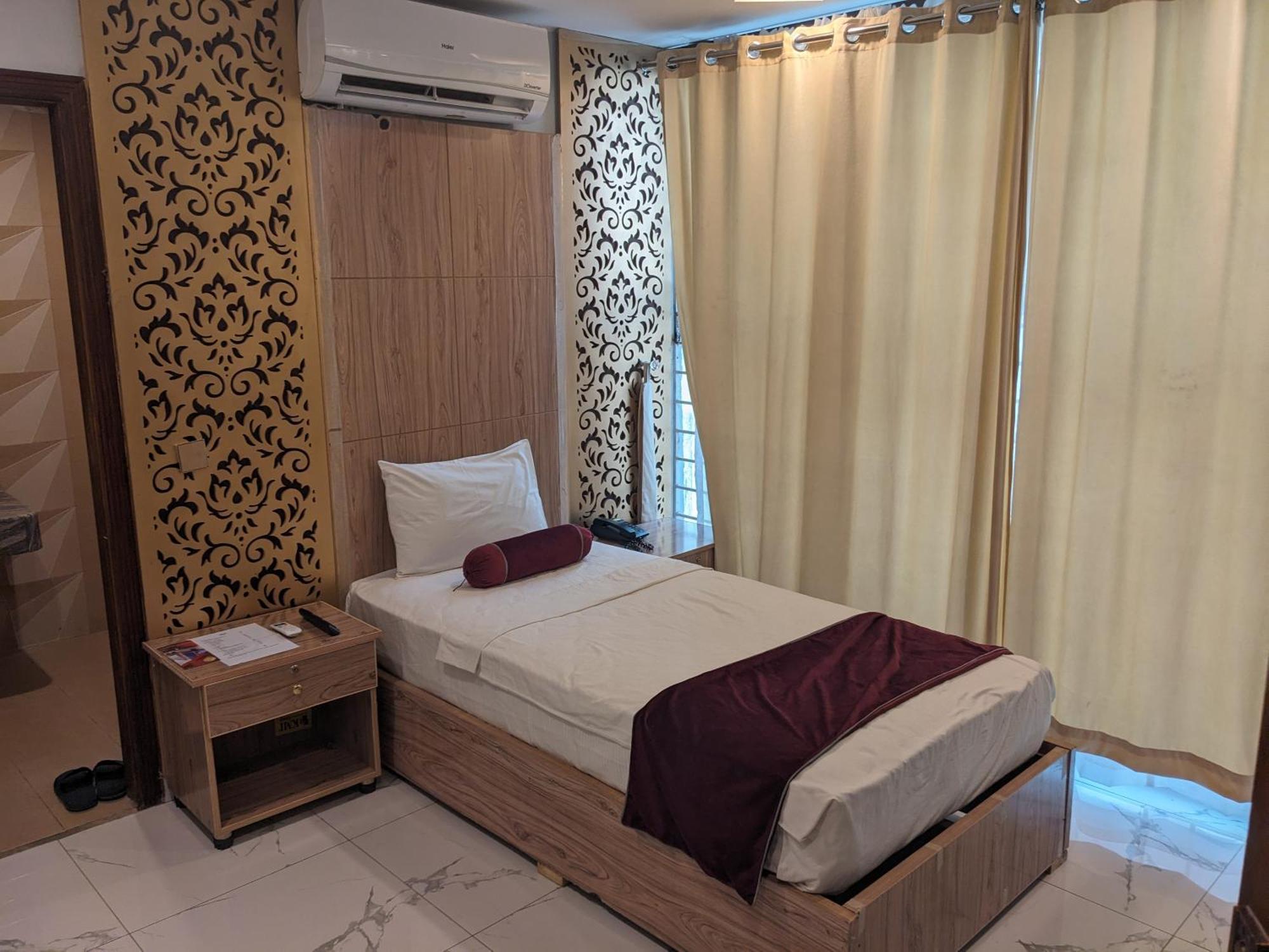 Nueva Hotel Исламабад Экстерьер фото