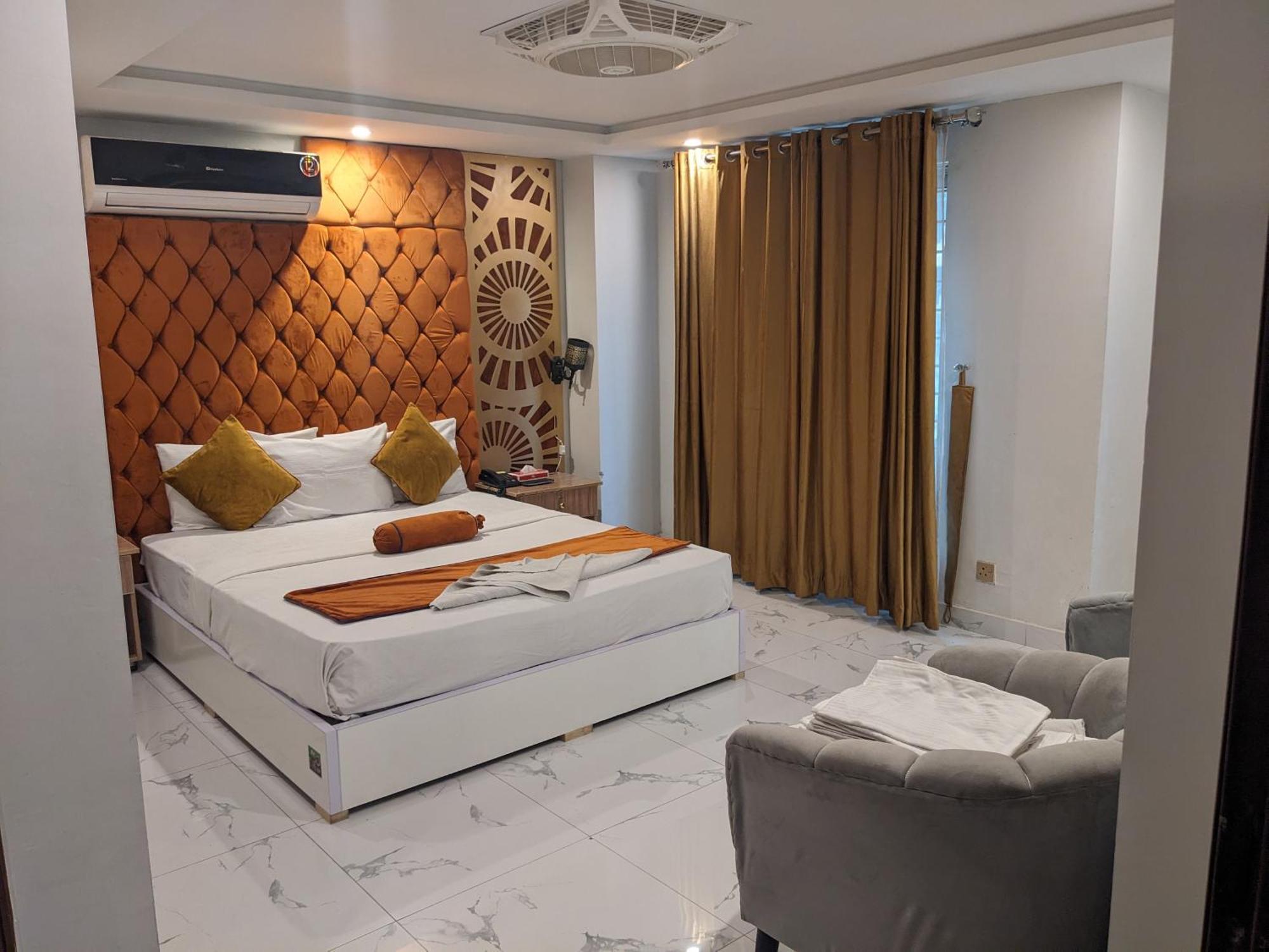 Nueva Hotel Исламабад Экстерьер фото