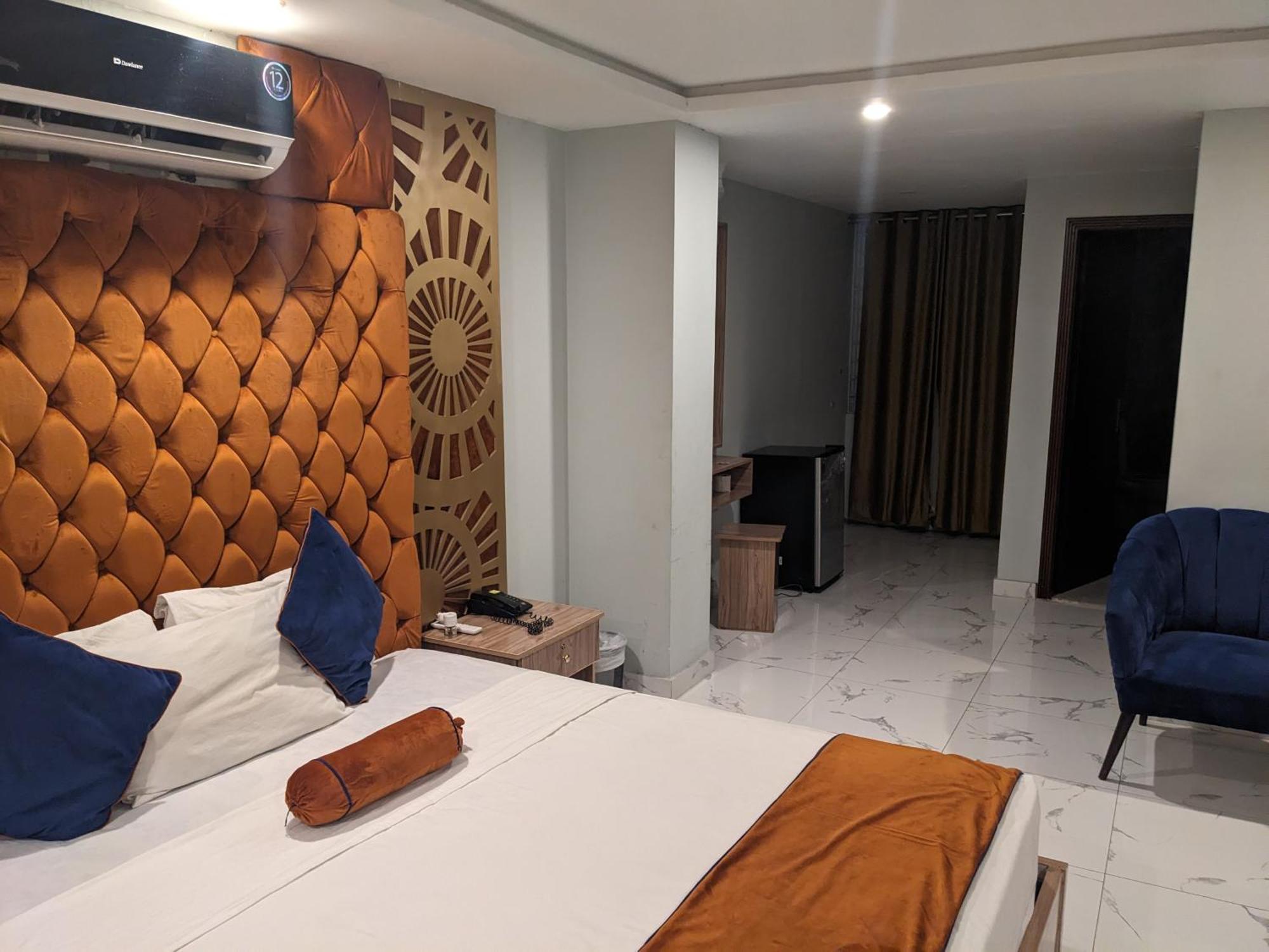 Nueva Hotel Исламабад Экстерьер фото