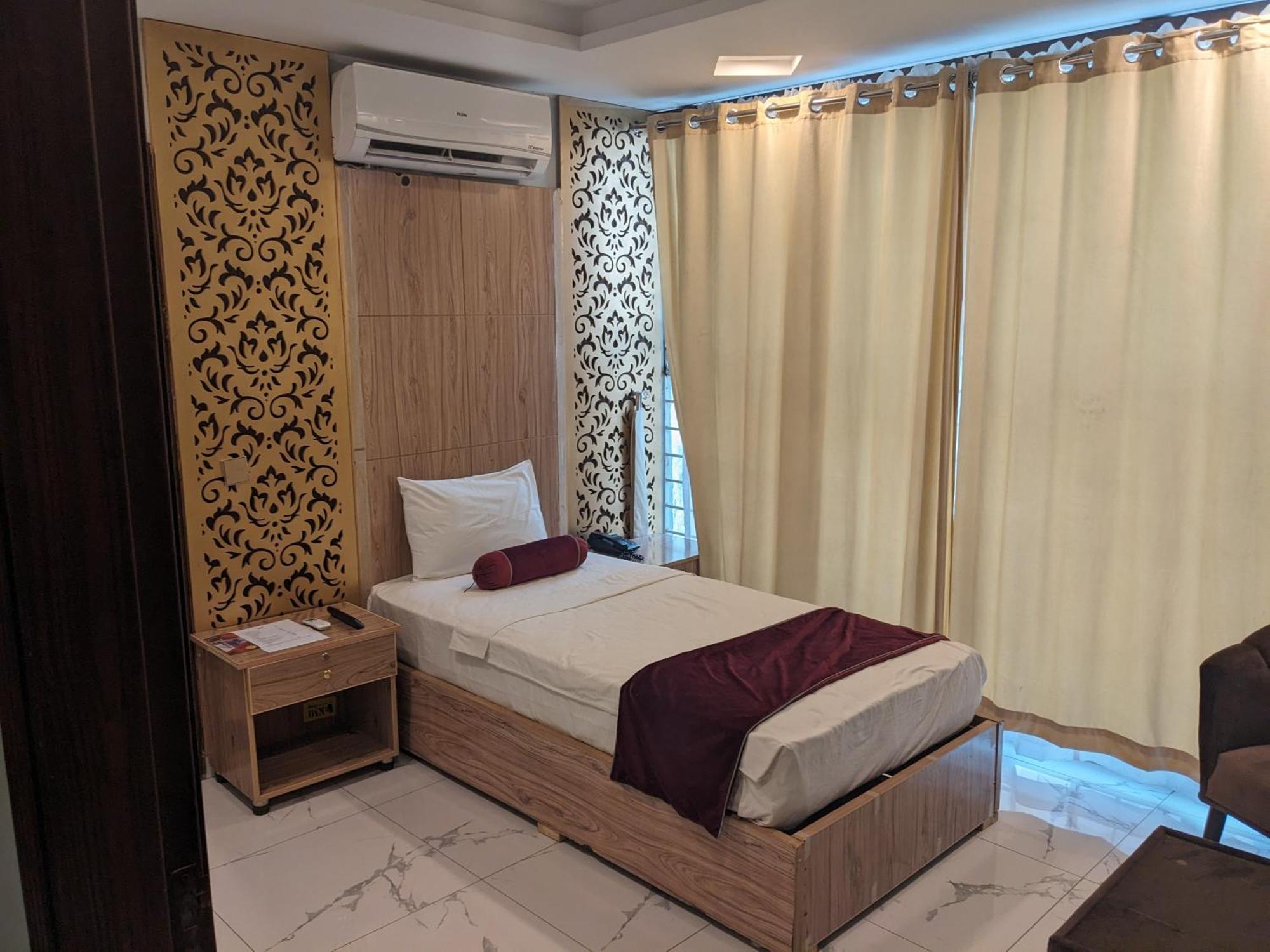 Nueva Hotel Исламабад Экстерьер фото