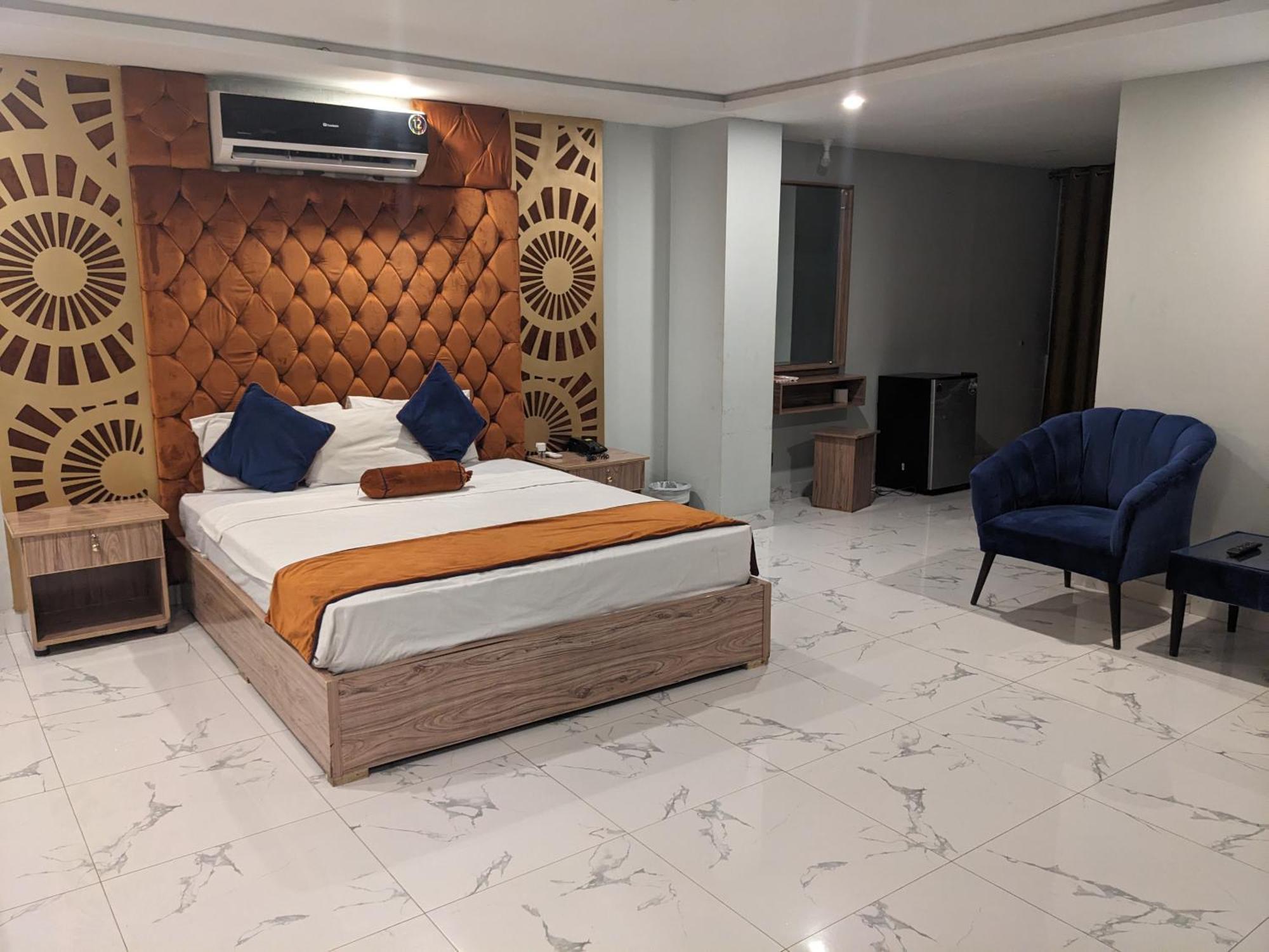 Nueva Hotel Исламабад Экстерьер фото